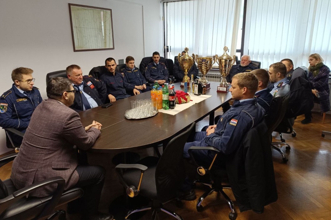 Načelnik Marko Magdić i vatrogasci