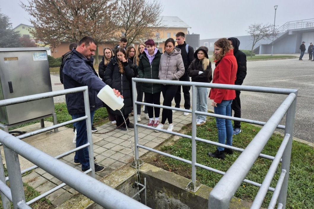 Studenti na terenskoj nastavi na pročistaču otpadnih voda u Herešinu
