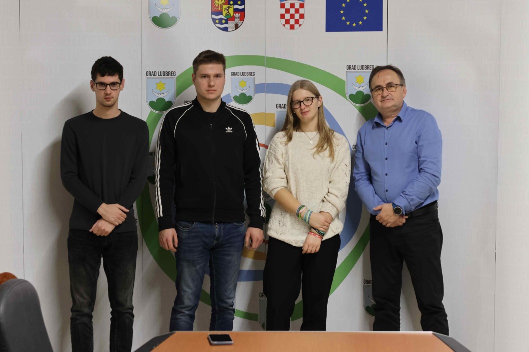 Članovi Savjeta mladih Grada Ludbrega i gradonačelnik Bilić