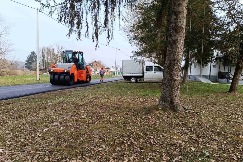 Asfaltiranje ceste u Razljevu
