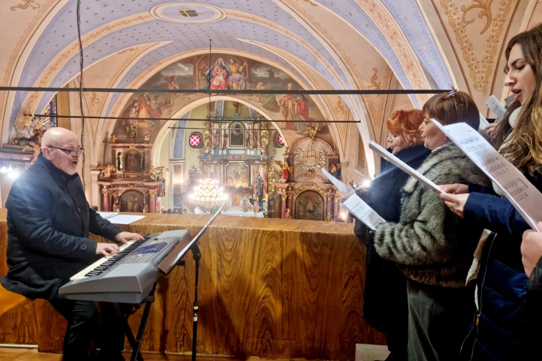 Članice zbora medicinskih sestara Lucerna i voditelj Josip Pankarić