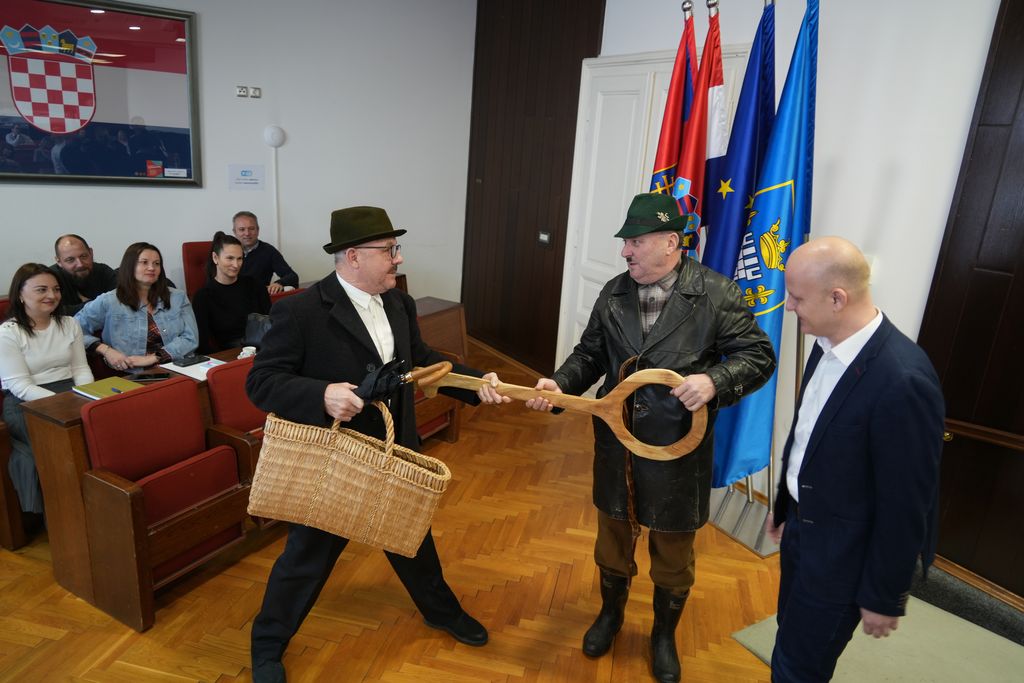 Presvetli, Cinober i gradonačelnik Mišel Jakšić