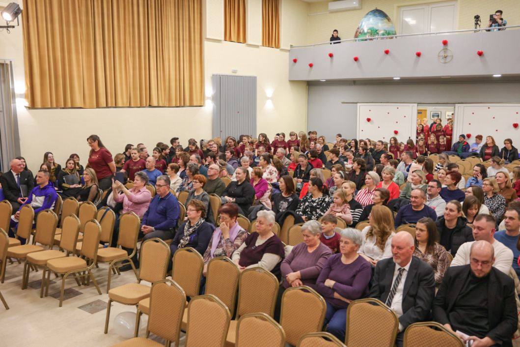 Publika u društvenom domu u Virju
