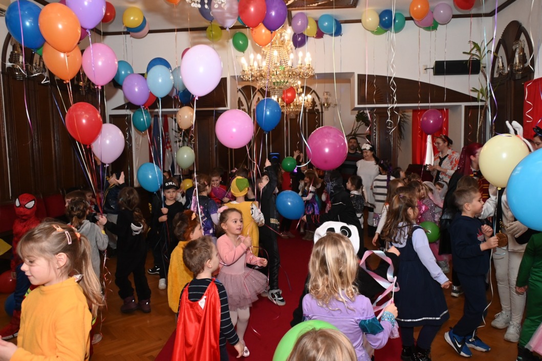 Maskirani vrtićarci zavladali gradskom upravom