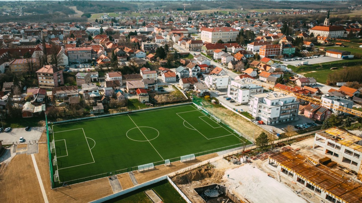 Pogled iz zraka na teren s umjetnom travom u Križevcima