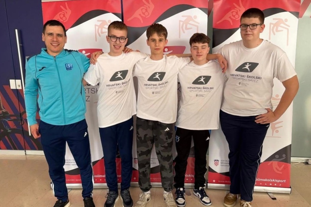 Učenici i učitelj Mihael Buzina