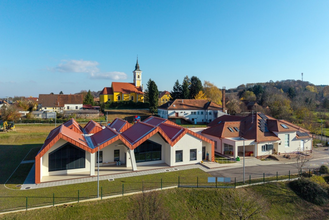 Pogled na Dječji vrtić Potočić i župnu crkvu svete Elizabete Ugarske u Jalžabetu