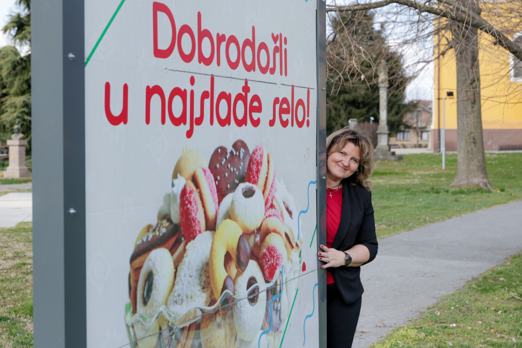 Kristina Filipović uz promotivnu tablu