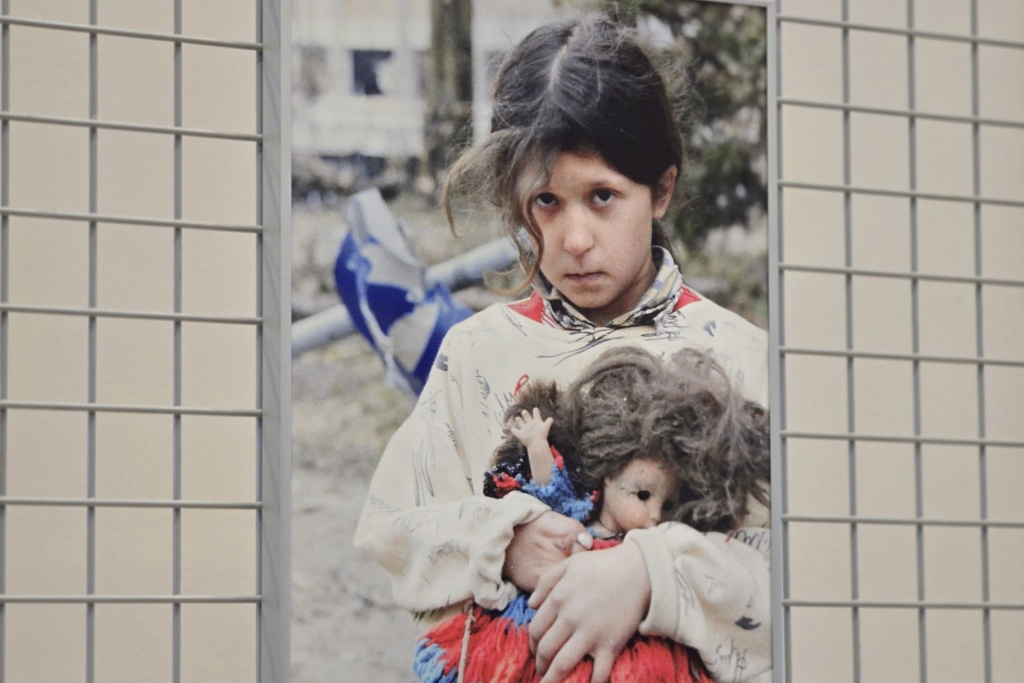 Djevojčica s lutkom iz prašine