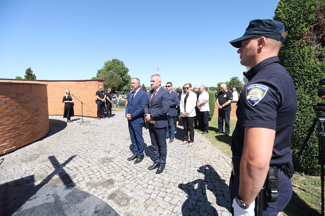 Polaganje vijenaca i paljenje svijeća u Virovitici