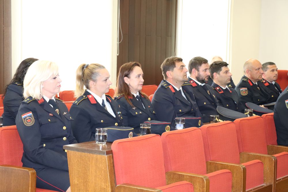 Vatrogasci i vatrogaskinje