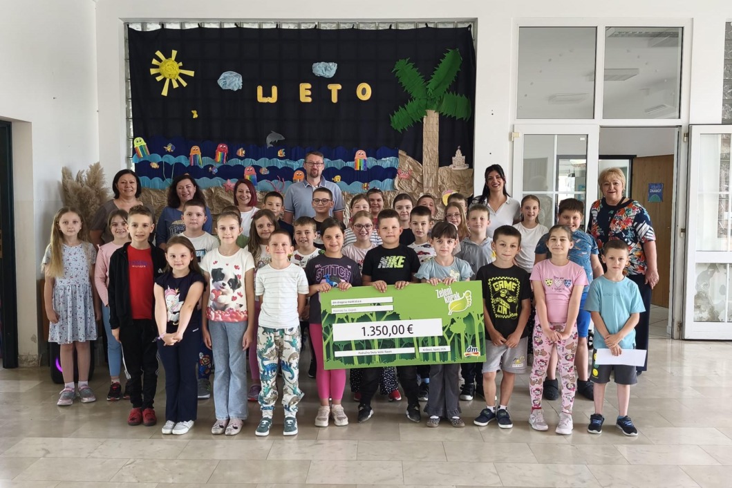 dm je nagradio učenike Područne škole Veliki Raven s 1350 eura za doprinos zaštiti okoliša