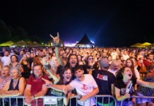 FOTO Željko Bebek odličnim koncertom oduševio publiku u Đurđevcu Koncert Željka Bebeka u Đurđevcu