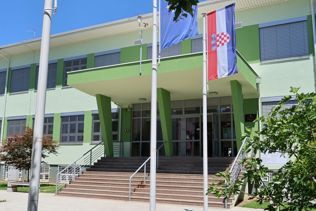 Osnovna škola 'Đuro Ester'
