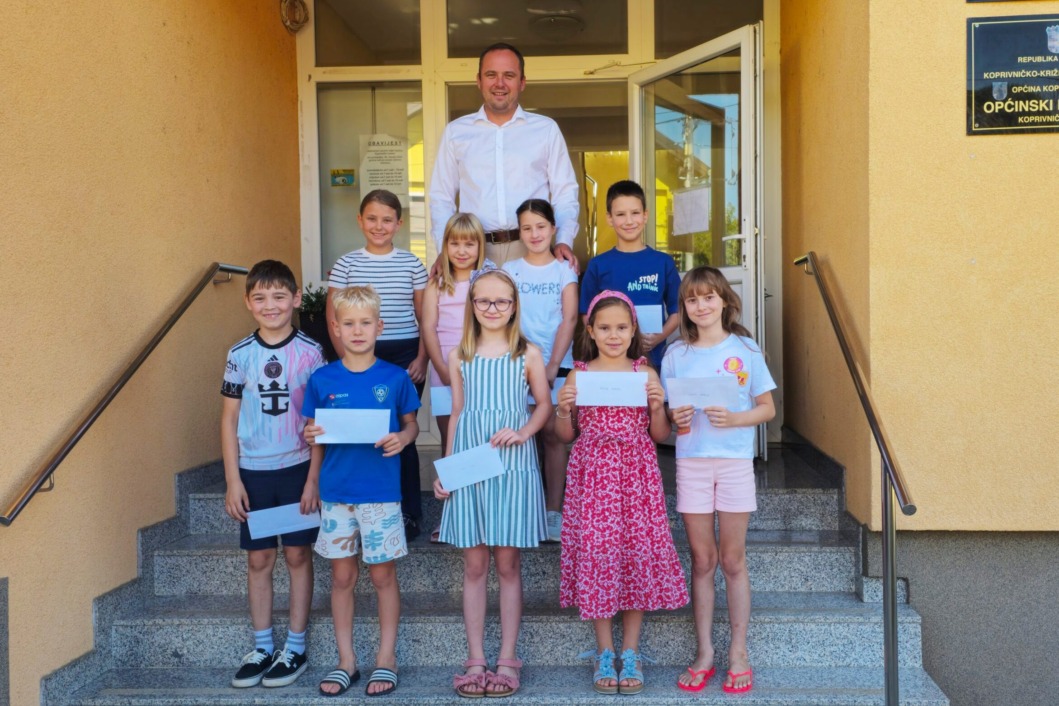 Učenici i načelnik Vrabelj