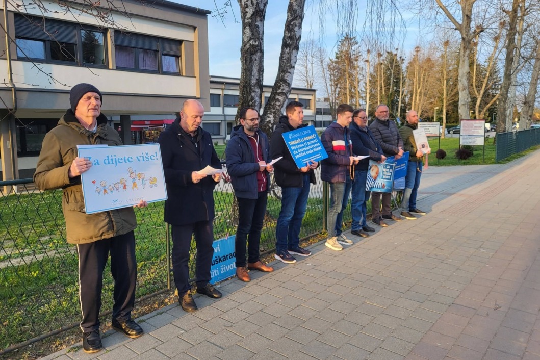 Molitelji ispred koprivničke bolnice