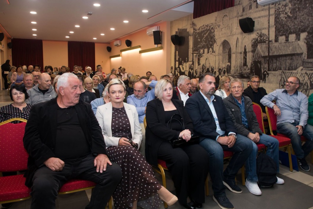 Pjesma, ples i tradicija ispunili novigradsku dvoranu na 8. Delovskom veselju