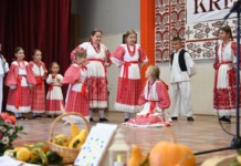 FOTO-VIDEO Mali folkloraši društveni dom u Koprivničkom Ivancu ispunili pjesmom i veseljem Ivanečke kresnice