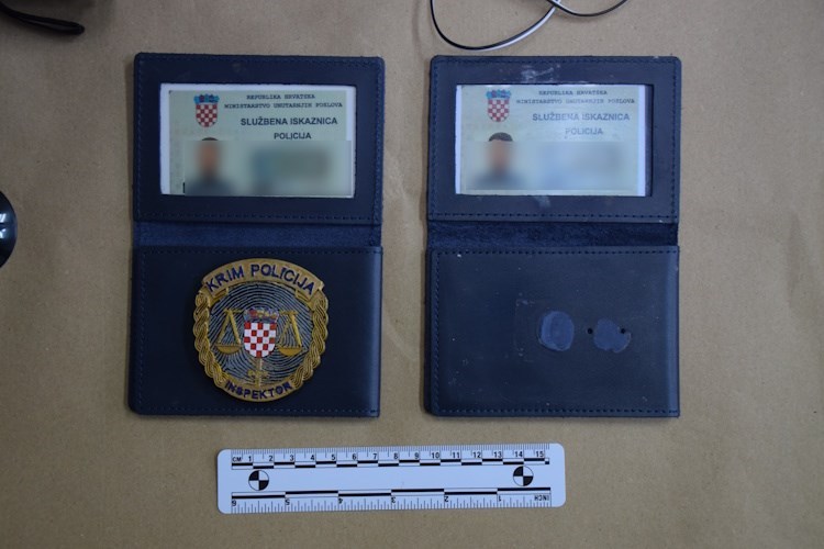 Rekviziti lažnog policajca