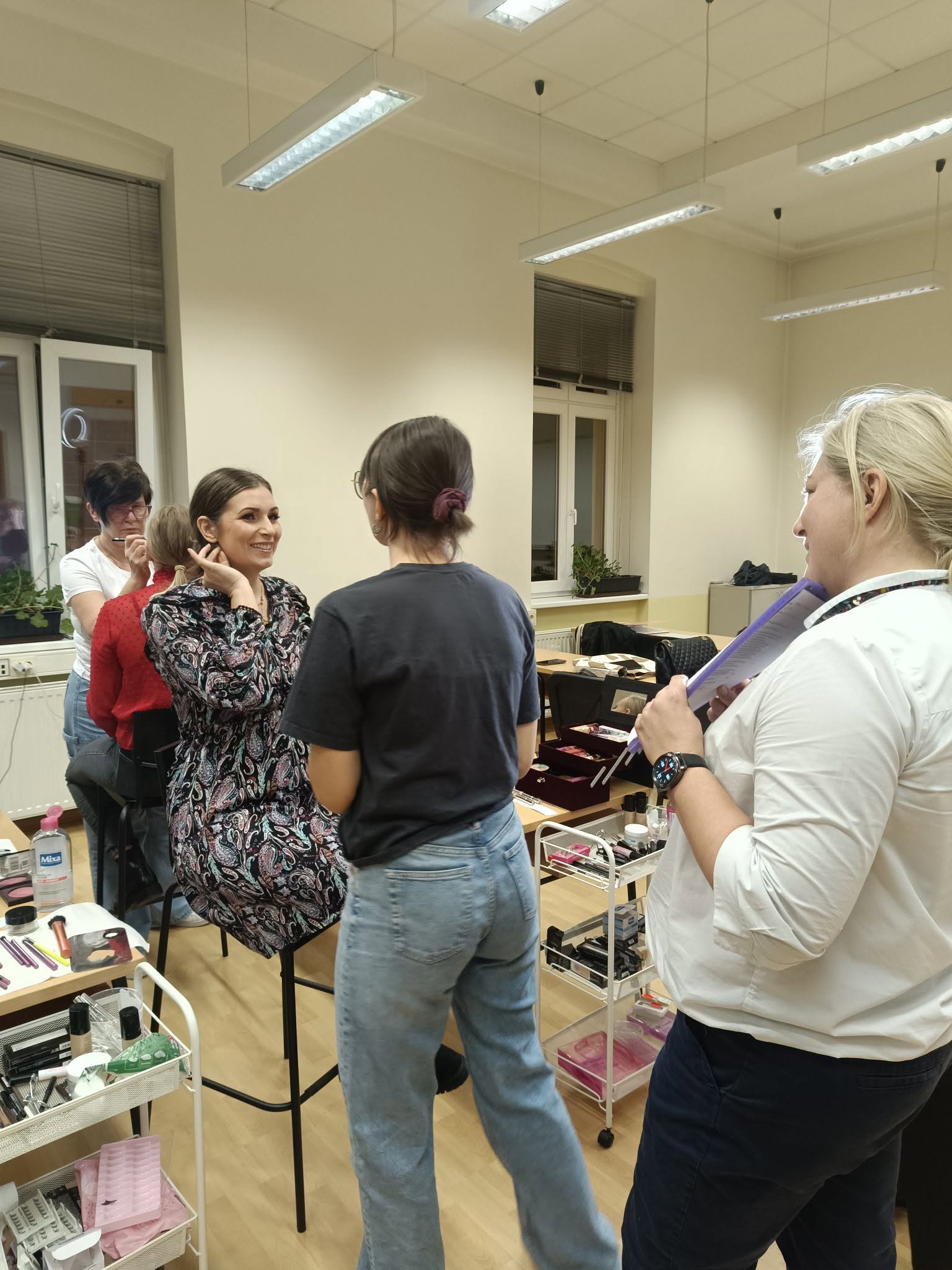 Praktične vježbe šminkanja u praktikumu POU koprivnica