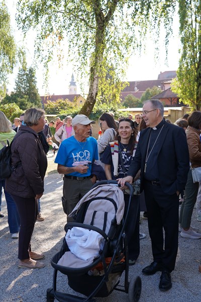Varaždinski biskup mons. Bože Radoš u razgovoru s građanima